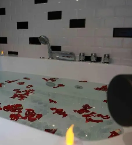 Vénus Love room Escapade romantique avec jacuzzi * Nantes
