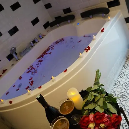 Апартаменты Venus Escapade Romantique Avec Jacuzzi *